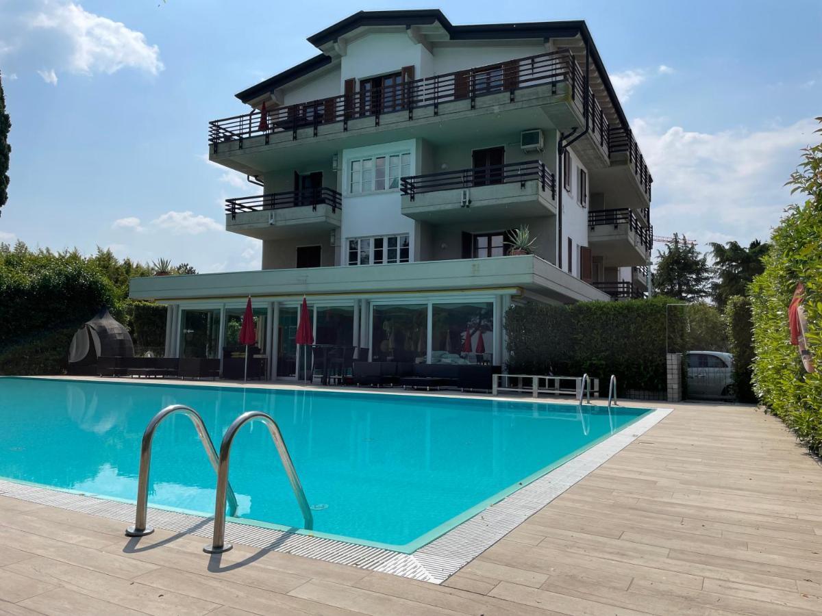 Residence Alexandra Stay Сирмионе Екстериор снимка