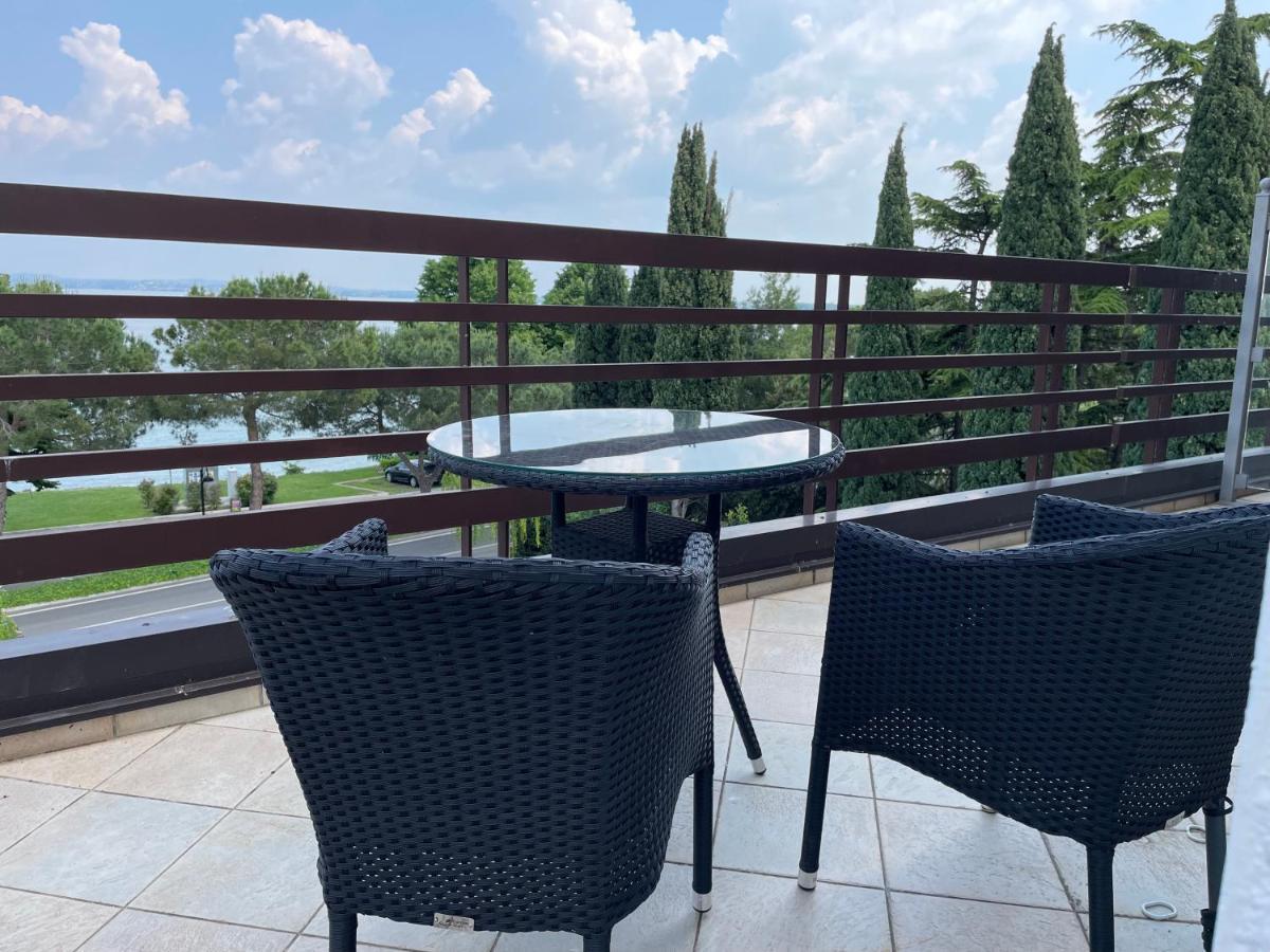 Residence Alexandra Stay Сирмионе Екстериор снимка
