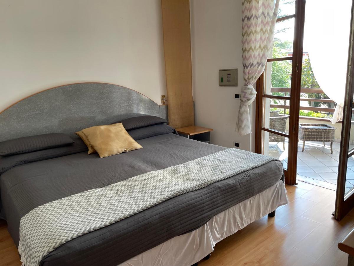 Residence Alexandra Stay Сирмионе Екстериор снимка
