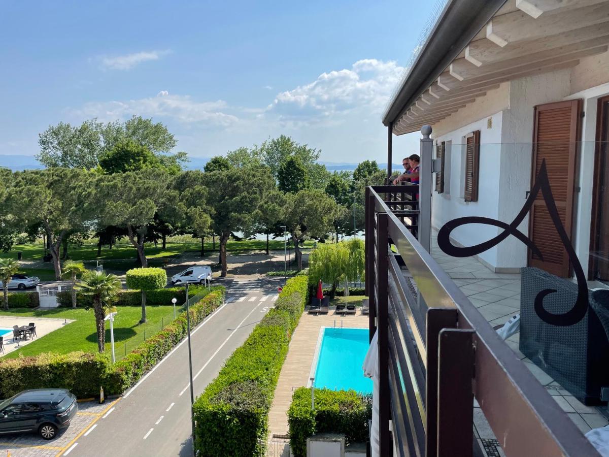 Residence Alexandra Stay Сирмионе Екстериор снимка