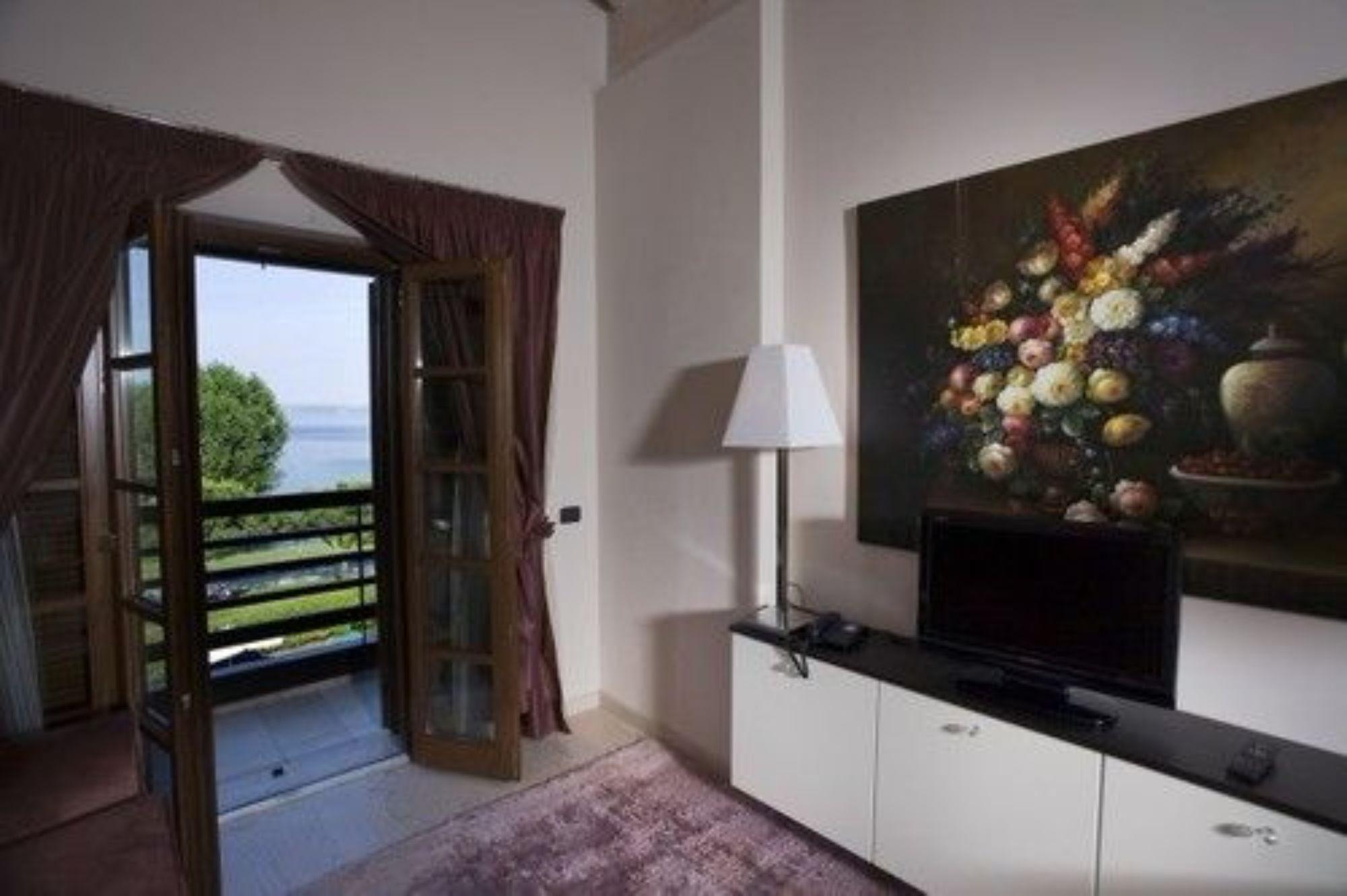 Residence Alexandra Stay Сирмионе Екстериор снимка